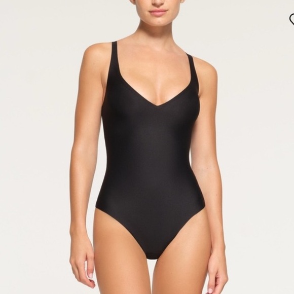 NWT Skims Body Unlined Plunge Bodysuit Onyx Size M - Picture 1 of 10
